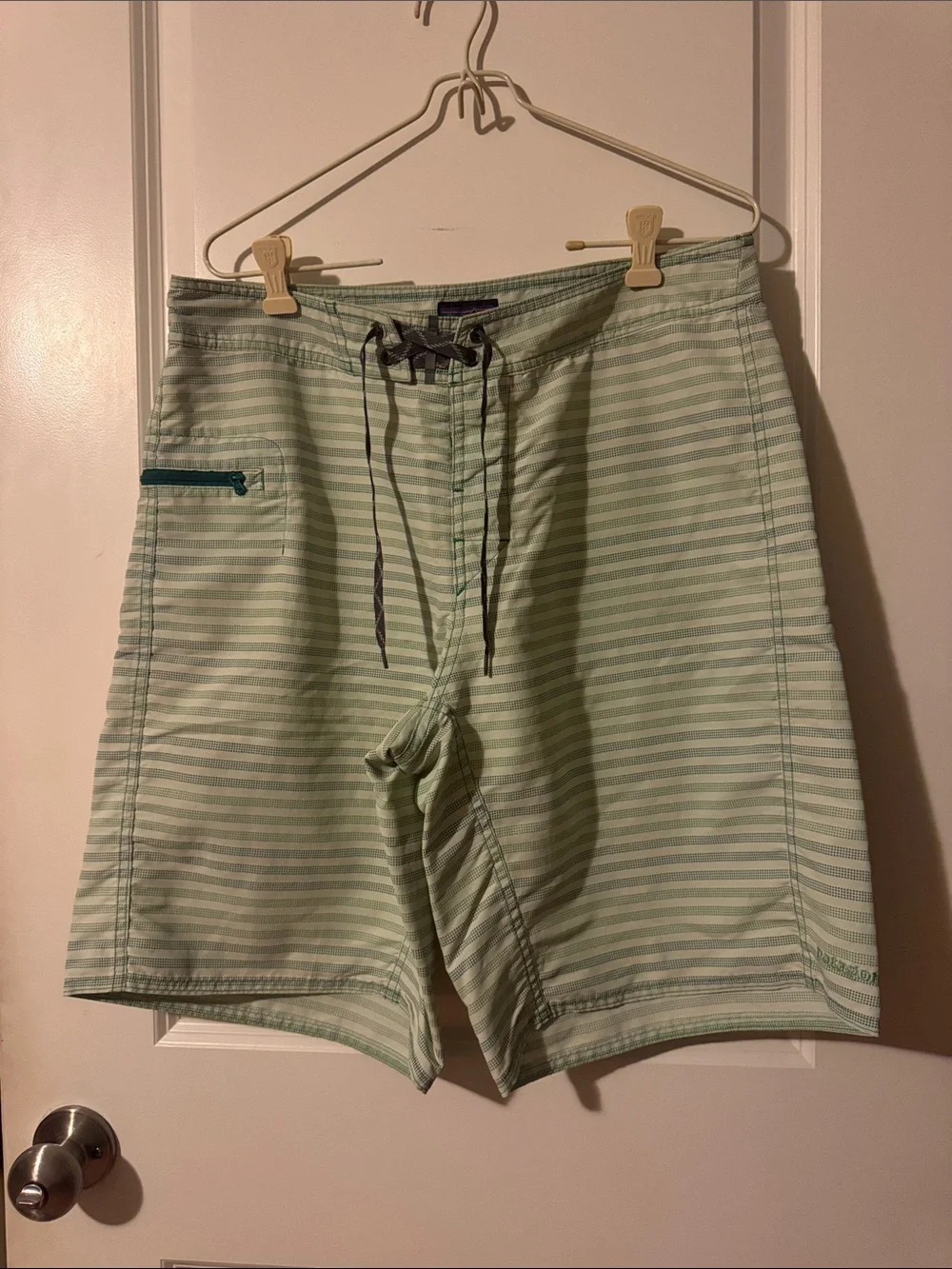 Men's Patagonia Wavefarer Board Shorts green striped size 32
